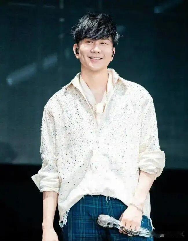 林俊杰晒全家福官宣恋情？70岁母亲寿宴成最大助攻！

这年头，明星谈恋爱都恨不得