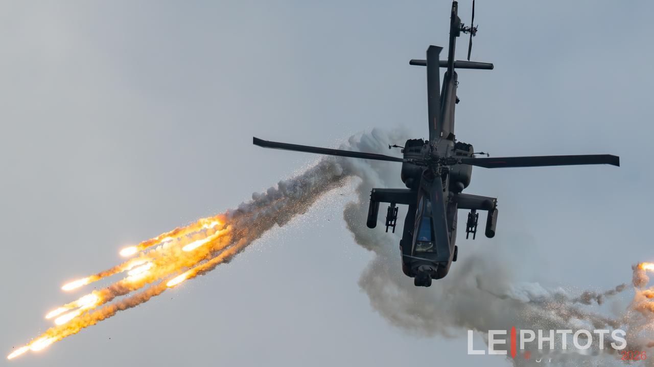 新加坡空军一共装备了20架AH64D武装直升机。但上面配备的长弓低空搜索雷达性能