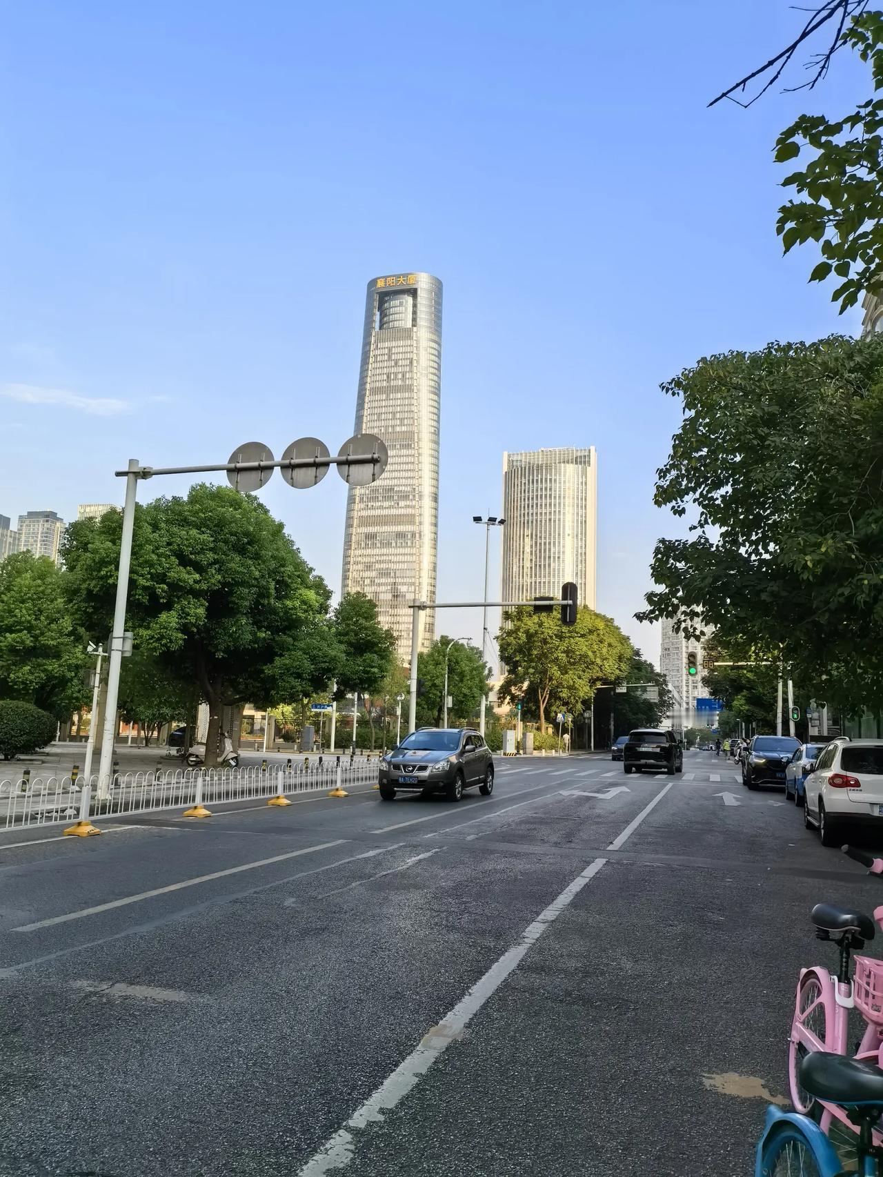 各位看官，请问你能猜出这个镜头出自哪个省？哪个城市？哪个城区？若你都能猜对，一定