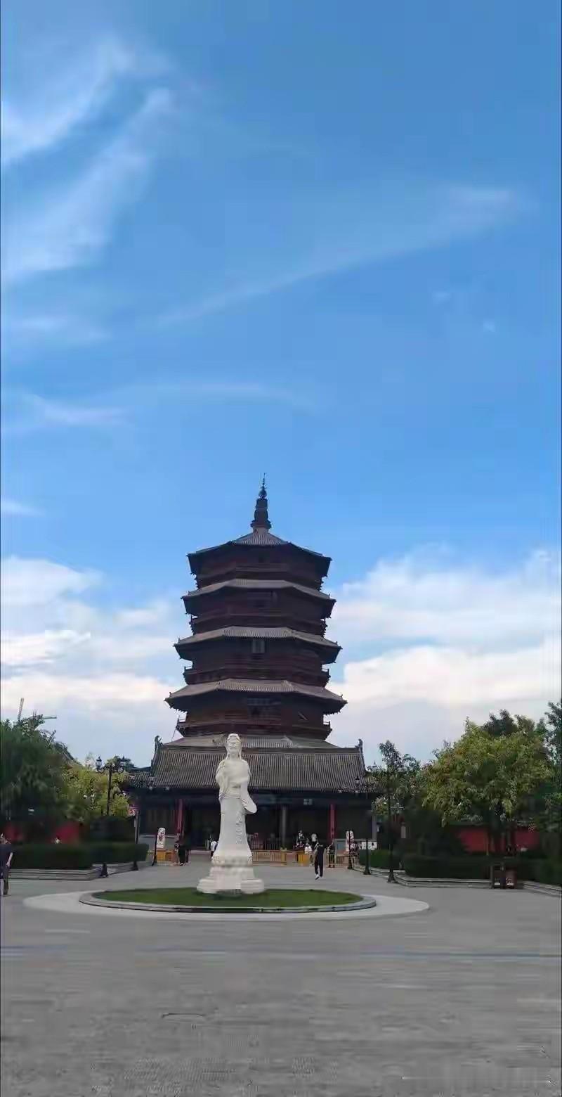 大老远跑到朔州应县。木塔就在眼前，二层明显朝东北方向扭了一截。你仰起头，脖子快折