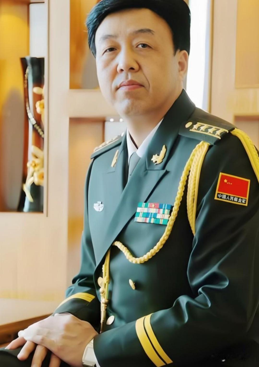 不同于寻常酒楼名厨，王海东是一身戎装的军旅烹饪大师，1962年生于湖北随州，早年