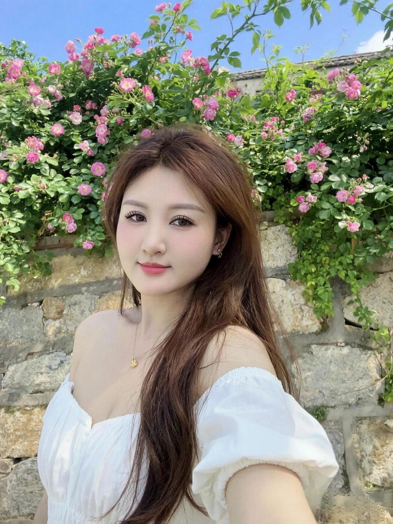 在花丛中，遇见最美的自己🌸💕