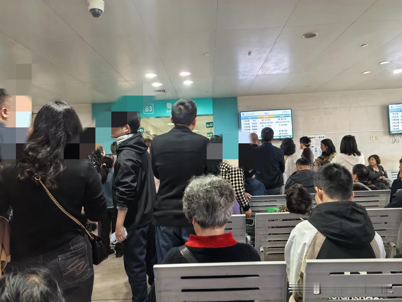 武汉协和医院看病的人真是多。

早上，我去协和医院看病，因为我在治疗骨质疏松，已