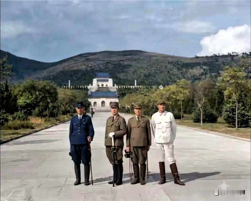 1937年，南京沦陷后，四名日军军官在南京中山陵陵园大道上留影 ​。成为日军侵华