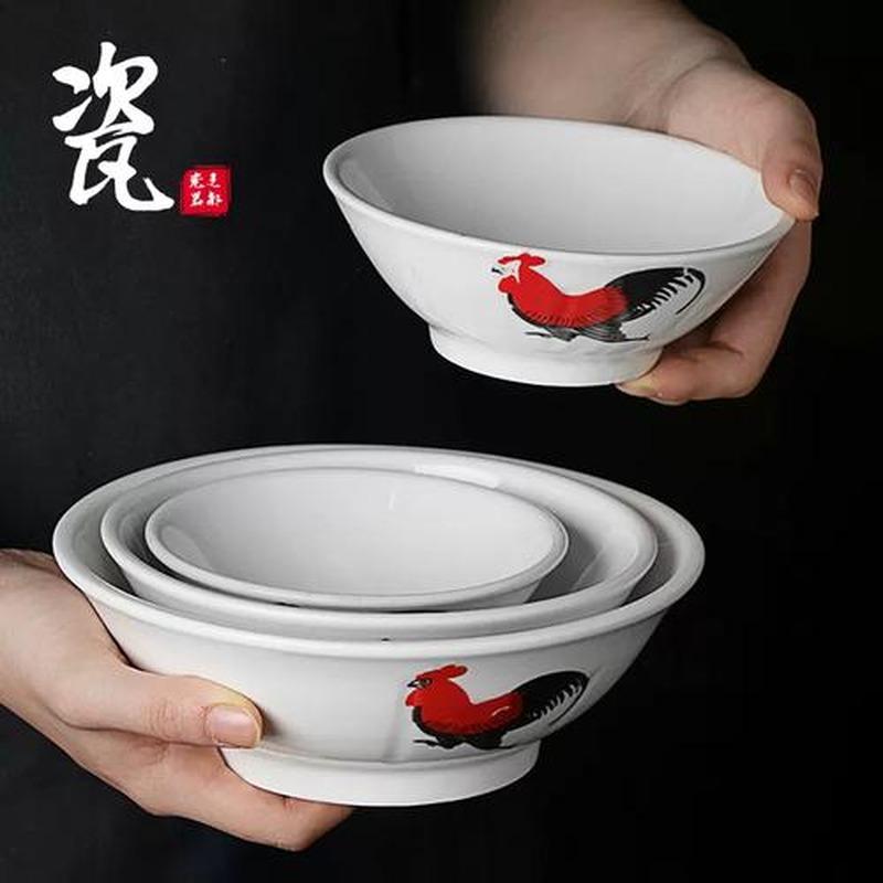 周星驰拍了几十年电影，一只碗跟了他至少8部作品，没人知道这是习惯还是执念。

《