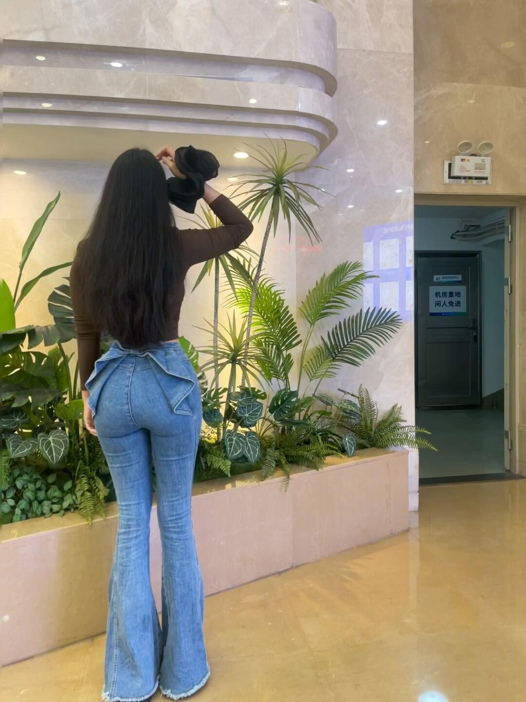 谁懂啊！蝴蝶结和喇叭裤简直是我的时尚本命😍