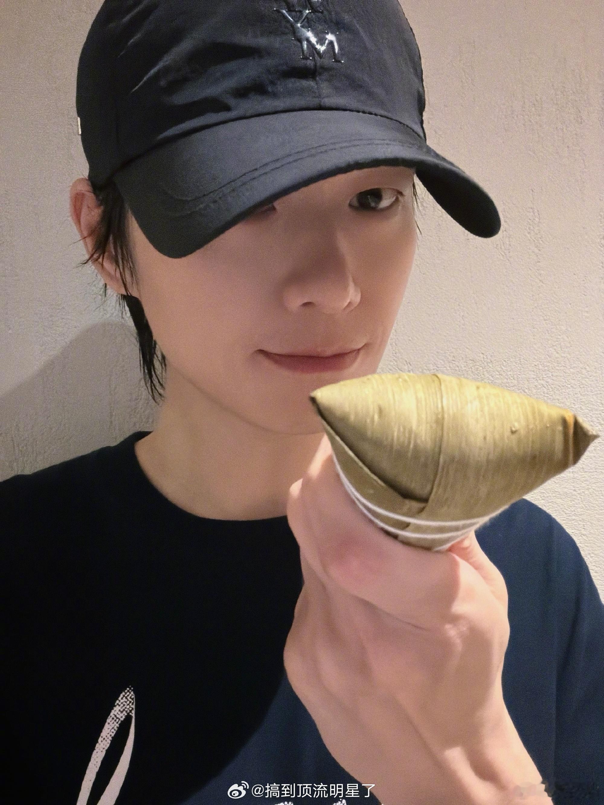 魏大勋端午营业啦，好像乖乖小狗，被他萌翻了，头发长度初见端倪，坐等天秋，也坐等被