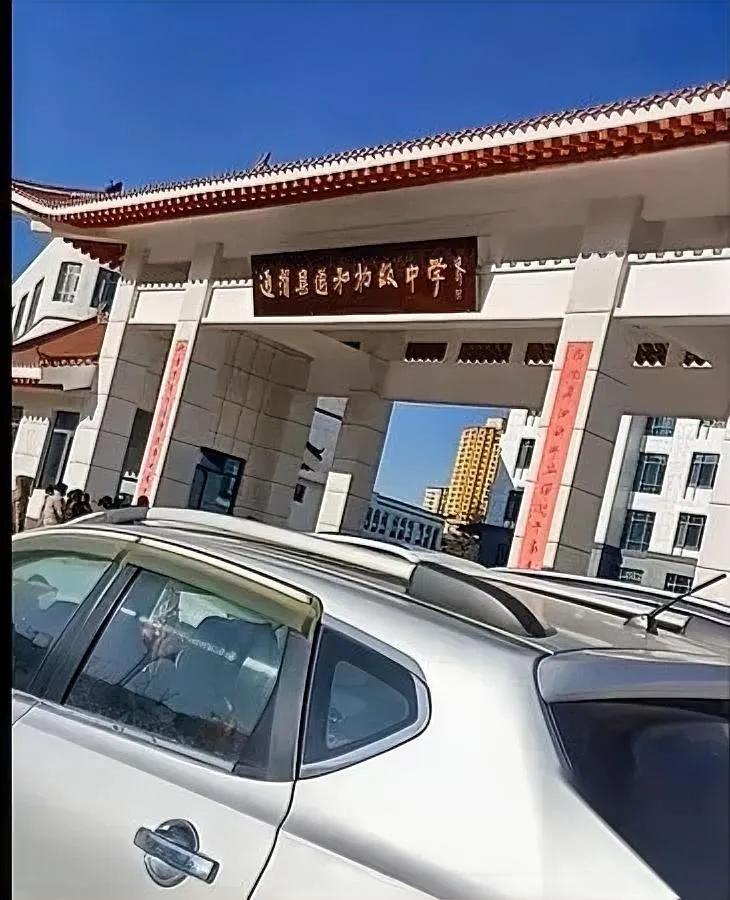 通渭通河初中的校门匾

明天又得花钱换了

跟秦安二中之前换的原因，老百姓都懂