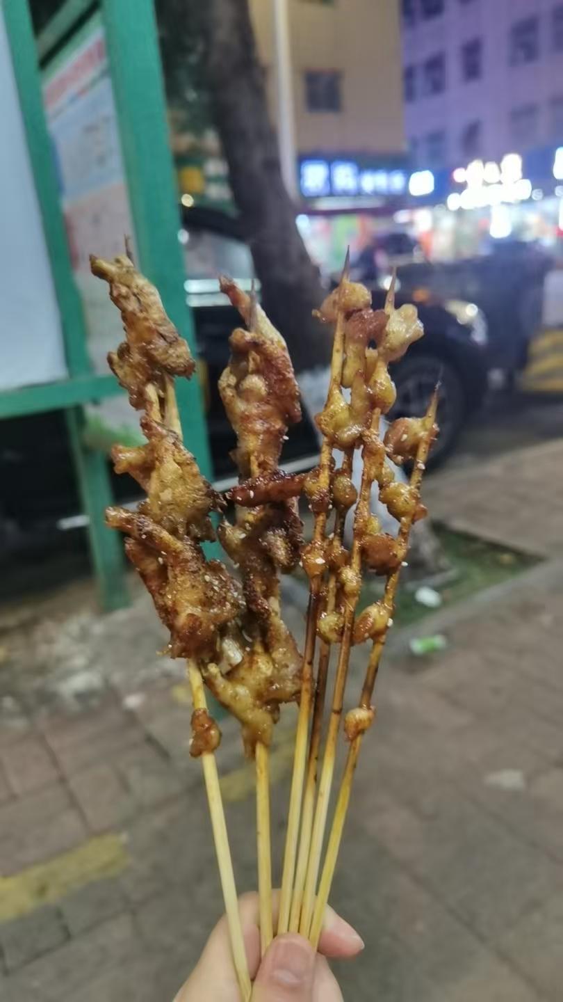 我的最爱，每次和姐妹吃烧烤必点鸡翅膀和鸡脆骨[呲牙][呲牙]。香香脆脆好好吃。吃