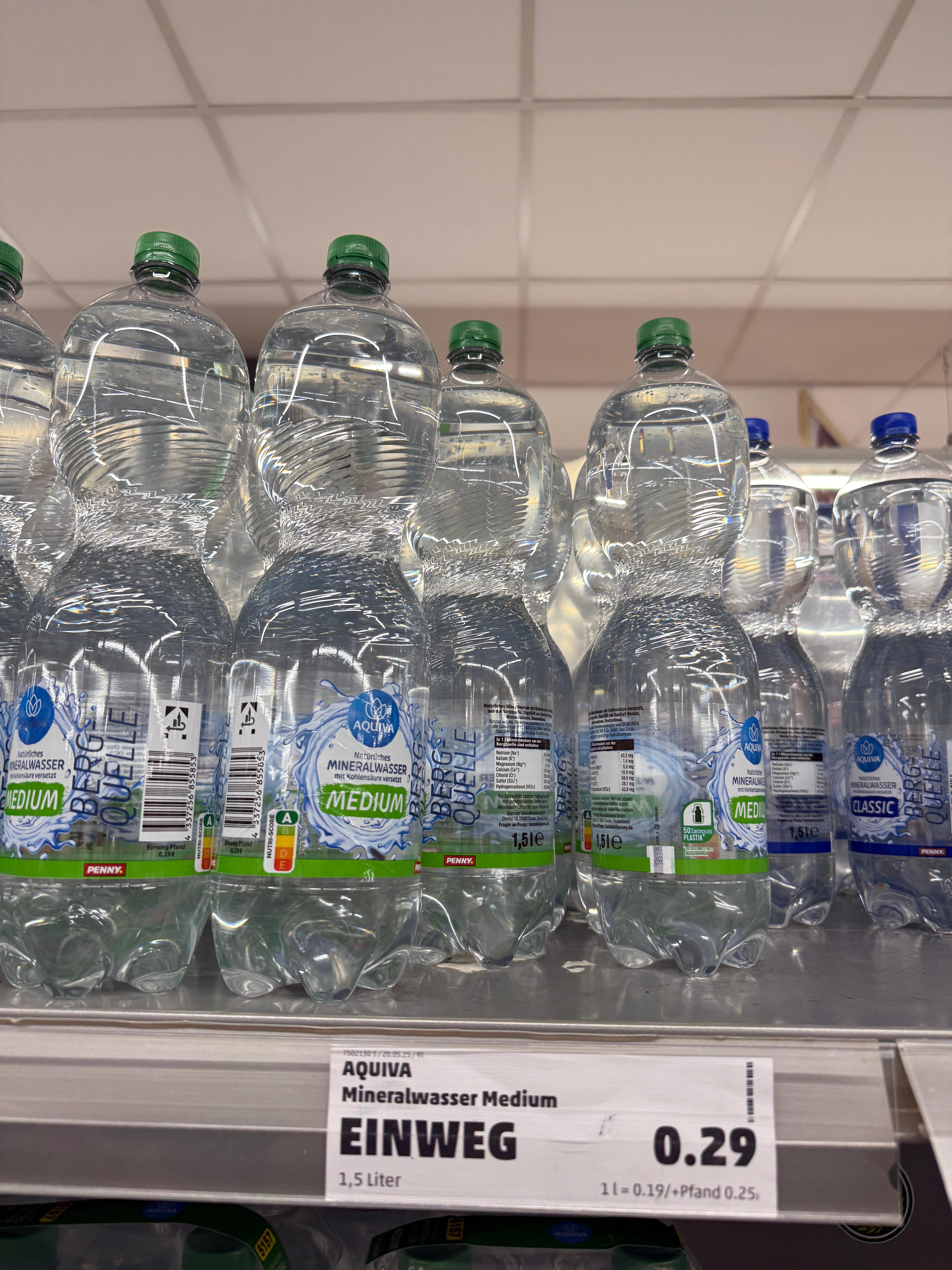 在德国喝矿泉水得攒瓶子！这么大瓶水，只要2.3人民币，但是瓶子的押金还要给2块钱