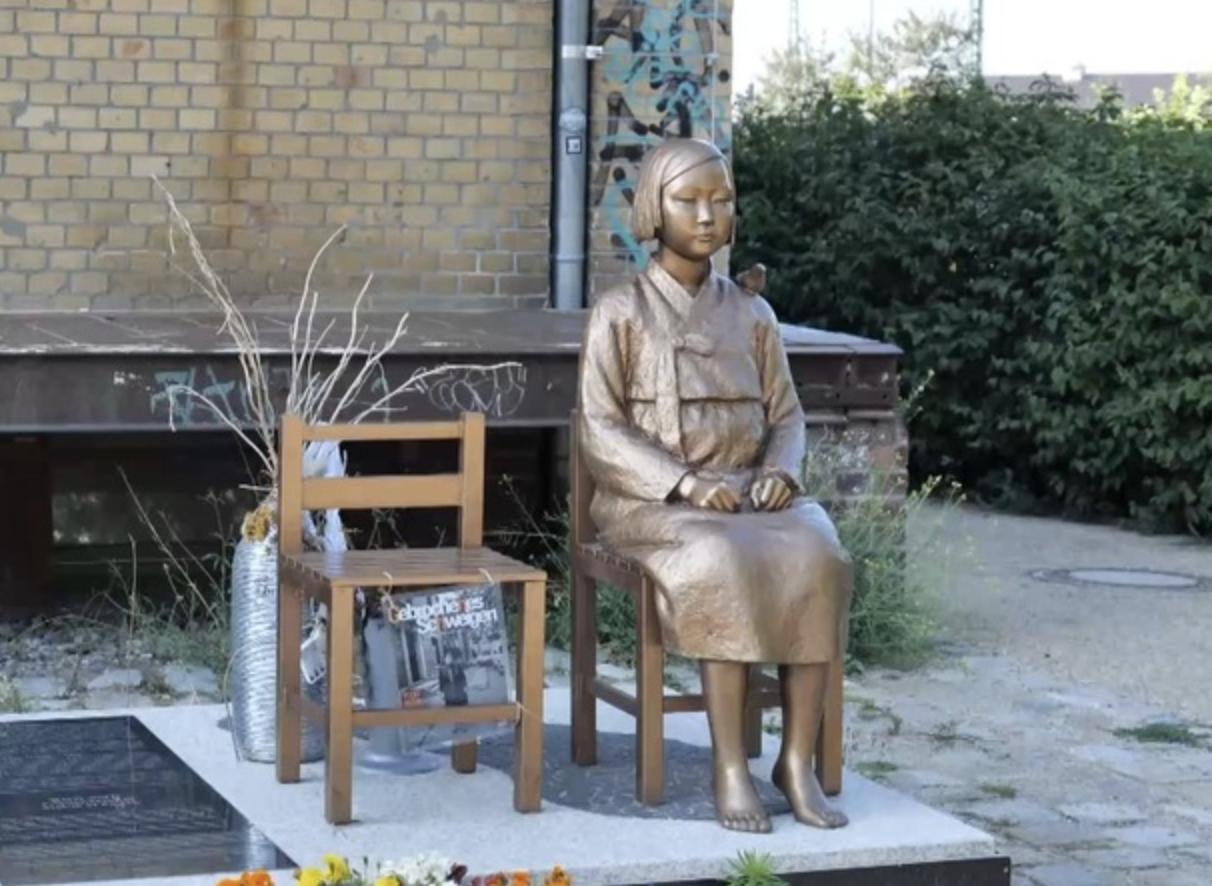和平少女不说话的四年，把日本的底裤扒了个干净。
柏林街头那座“和平少女”雕像，最