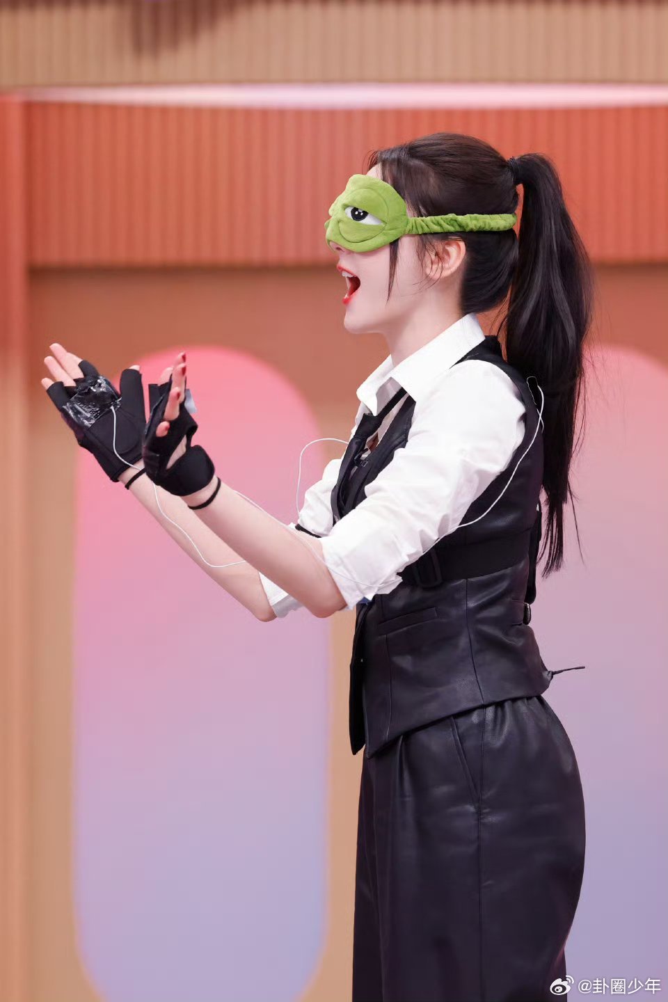 迪丽热巴好六街营业照手持红玫瑰浪漫赴约，迪丽热巴好六街营业状态绝佳，寻觅结咒知己