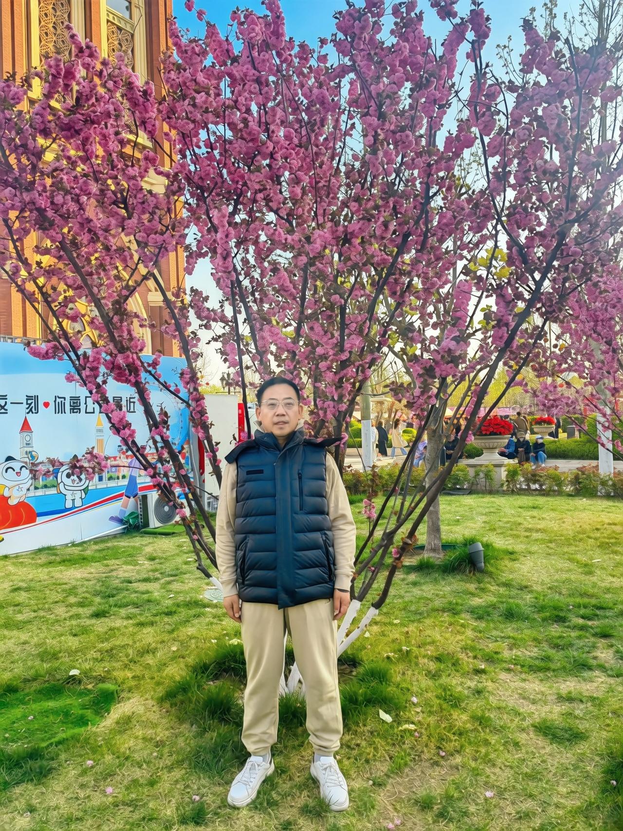 去楼下的公园散步，正值海棠花节，人潮涌动，热闹非常！