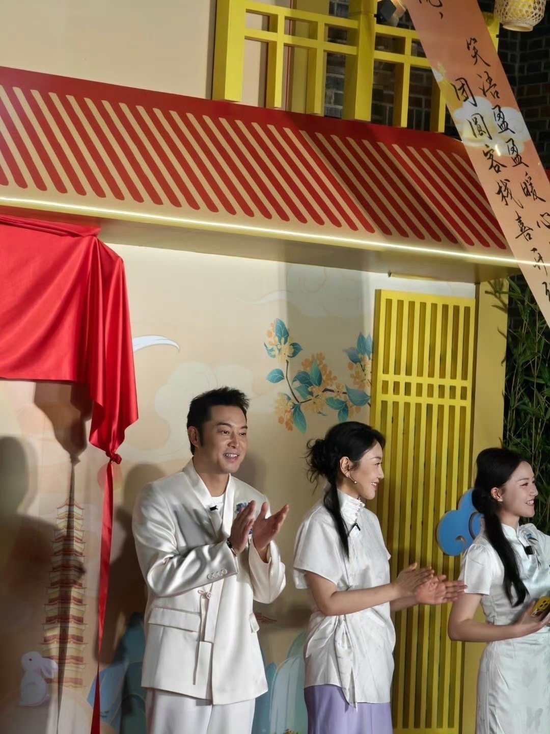 闫妮岁月不败美人具像化了 闫妮新造型太绝了！盘发温婉，紫裙飘逸，古典韵味十足。直