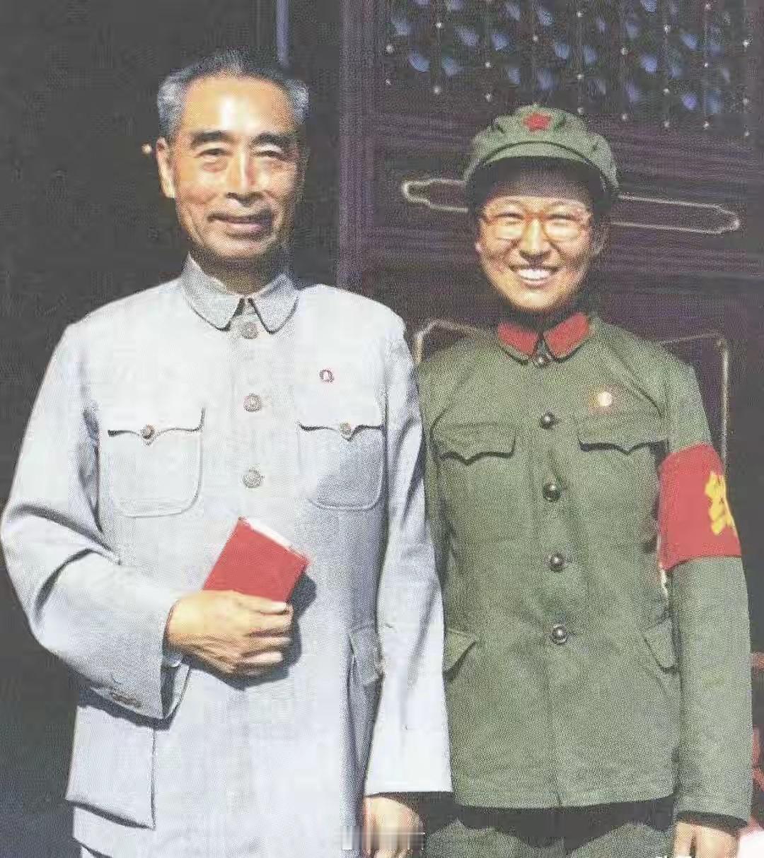 1966年，周总理与李讷在天安门的一张合影 