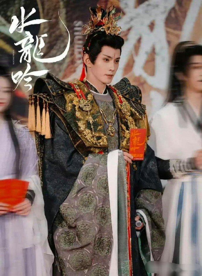 古装剧服饰要不要这么夸张，男主都穿成这样了，那女主身上还不得挂的叮叮当当 ​​​