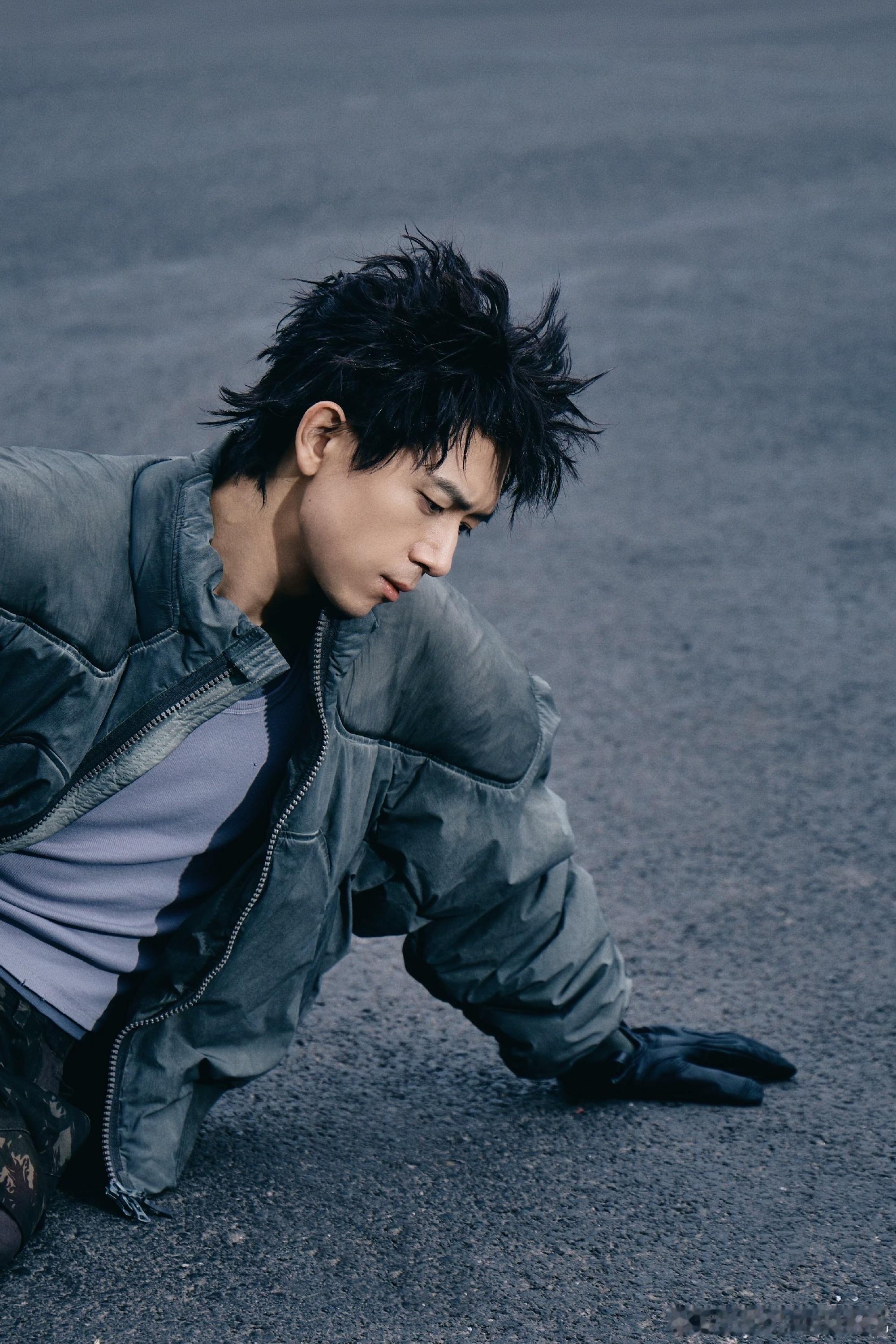 随手一拍李现没有一帧是废片 李现面带微笑入场就是白马王子走进现实，面对记者拍照3