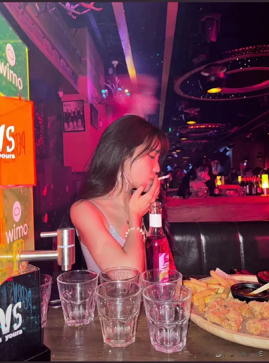 原形毕露了，结婚前乖乖女，结婚后抽烟喝酒全能，咋办？[笑哭]