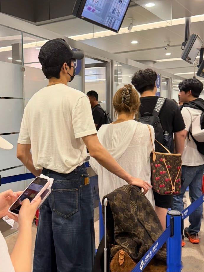 机场即秀场龚俊听进去了龚俊在哪秀场就在哪把机场走成高定秀场，随便一套基础穿搭都能