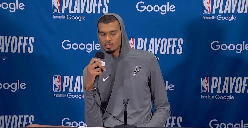 NBA季后赛首轮西部G4，马刺在一度落后19分的情况下114-93逆转击败开拓者