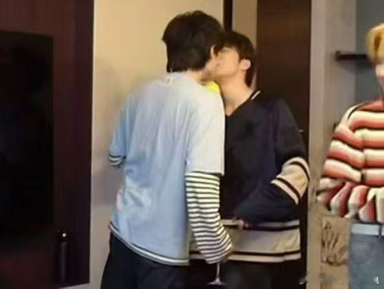 宋亚轩刘耀文亲嘴哈哈哈哈哈这真不是ai 