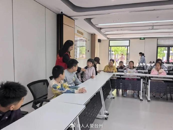 在温州有一种温暖叫网下邻居在鹿城区，有一群叫“隔壁邻舍”的志愿者。他们从几个微信