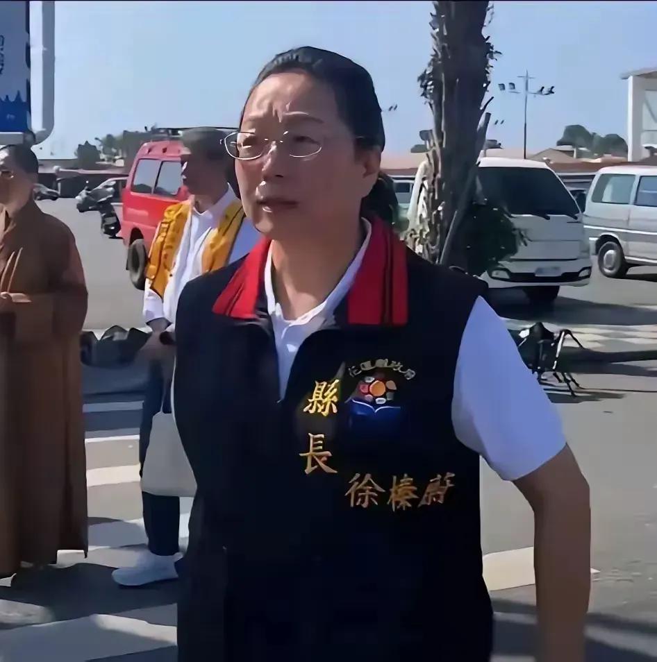 盼望台湾回归。台湾有一项制度设计，我认为非常好。就是公务人员在执行公务时，把自己