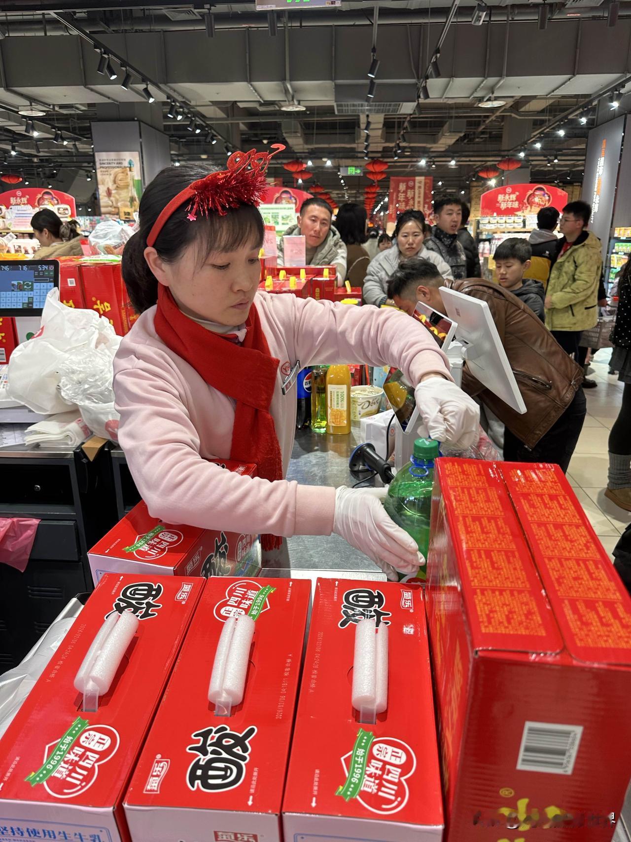 2月12日晚上，四川简阳人气好旺盛！永辉超市，采购年货的顾客一大群一大群涌入，2