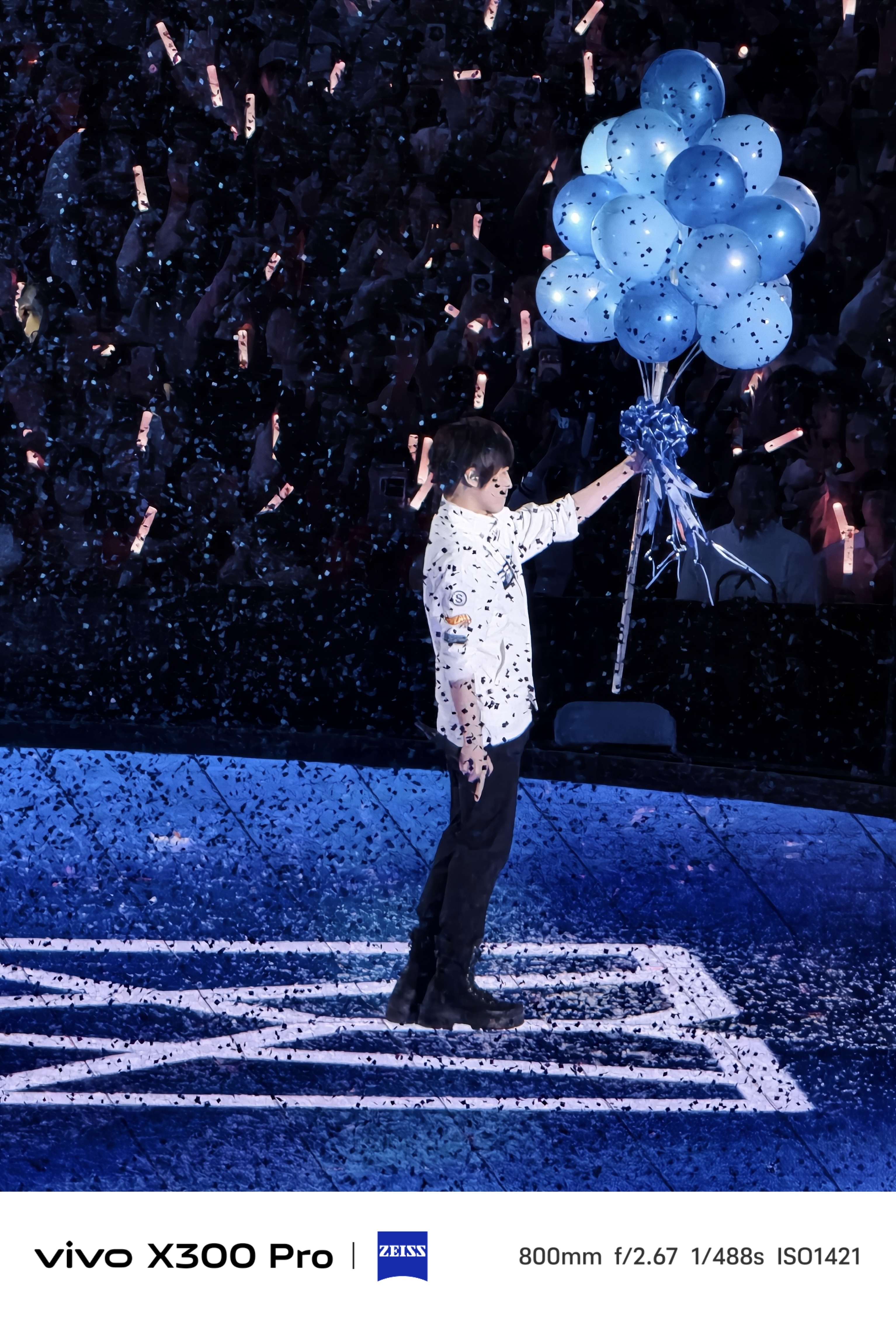 周末同事拿 vivo X300 Pro 摄影师套装去看了演唱会，再次实测了长焦增