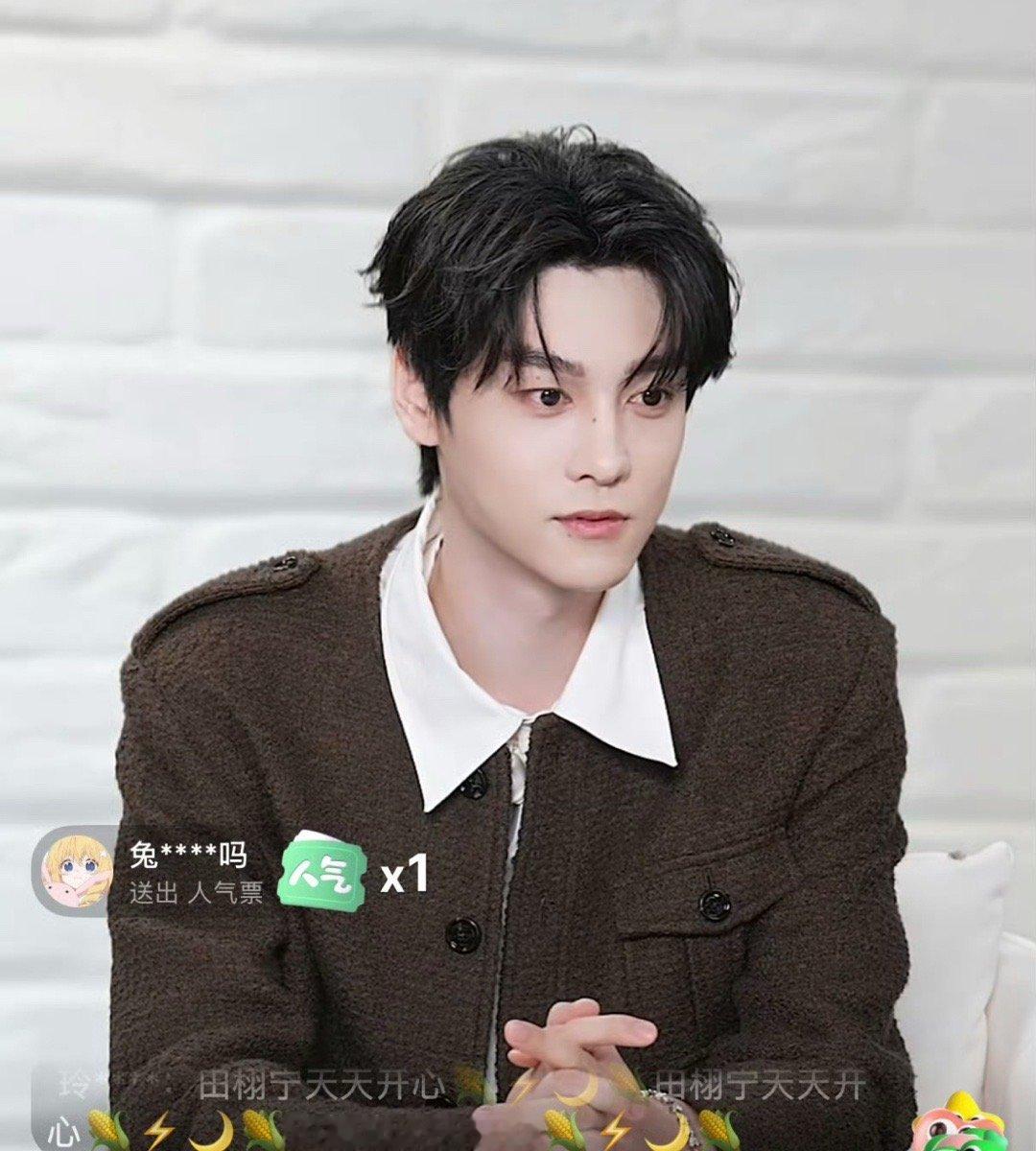 田栩宁今天的直播截图来了，说柠檬水是他的软肋。 