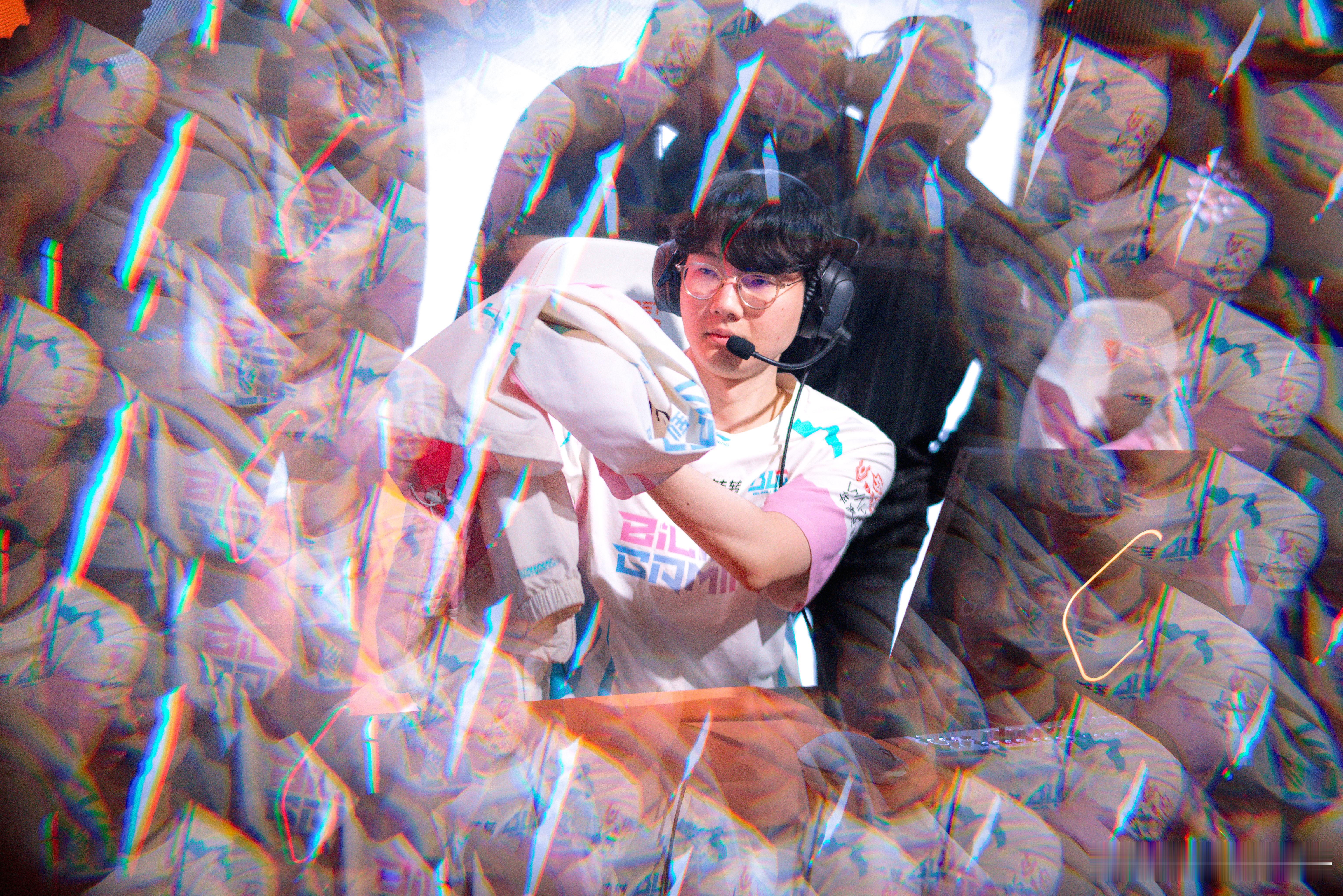 拳头官摄近几次国际赛很喜欢搞这种鬼迷日眼的效果爱的魔力转圈圈看得人眩晕blg战胜