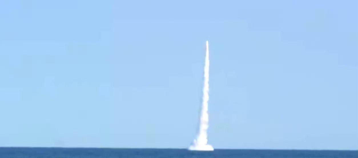 海军发布成立77周年宣传片，除了下代“核舰”航母彩蛋外，还有更加罕见画面。首次公