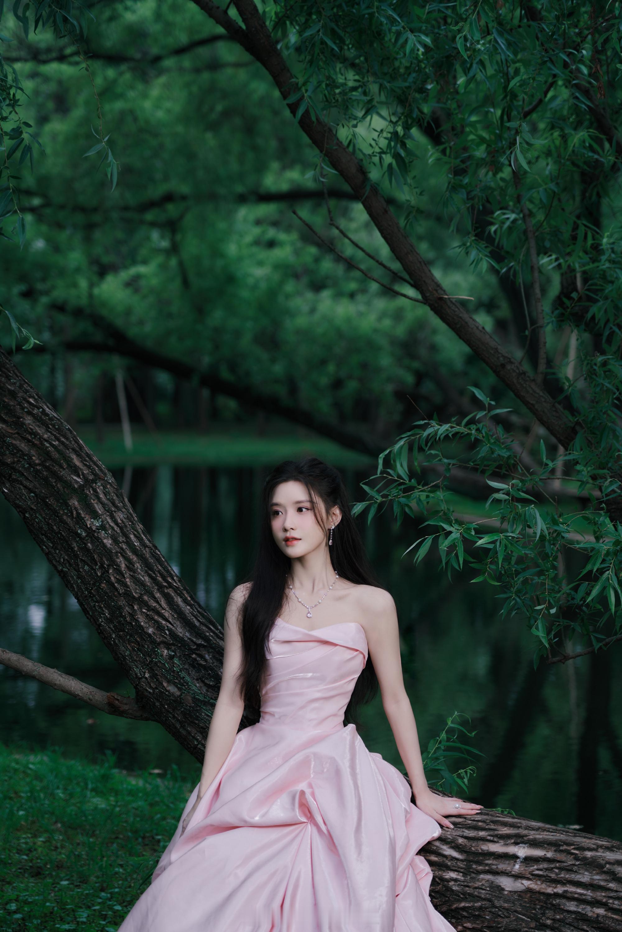 陈意涵薄纱轻盈曼妙迷人 