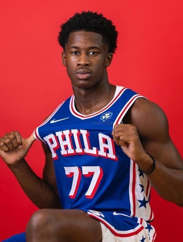 那天晚上我正窝在沙发里边啃薯片边刷比赛集锦，手指划拉屏幕时突然发现76人那小子又