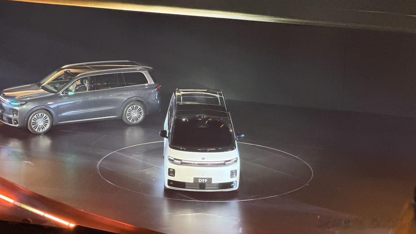 零跑十周年最后放大招放出了今晚的“加餐”- D99旗舰MPV整体评价，不奇怪、不