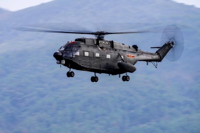 昌飞，也就是372厂新年开飞，场站上最新推出总装的几架飞机在进行出厂试飞。船型机