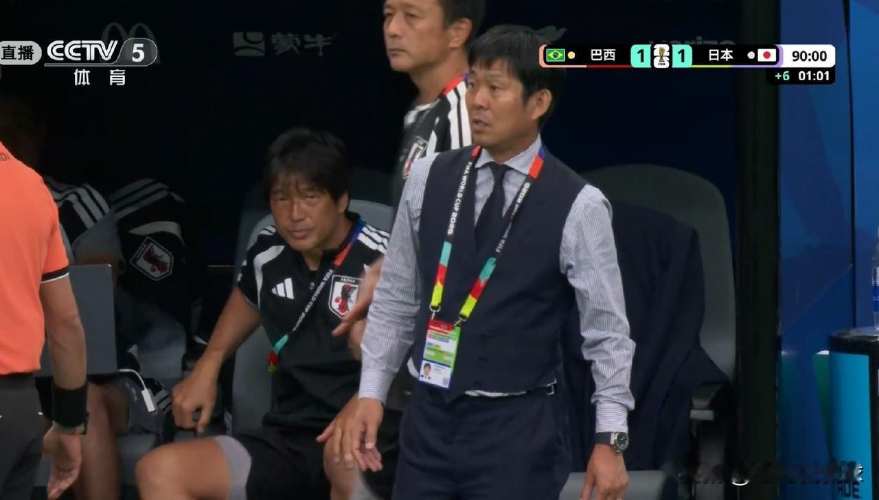 日本队主帅森保一真是太沮丧了！今天日本队在世界杯1/16决赛中以1：2不敌巴西队