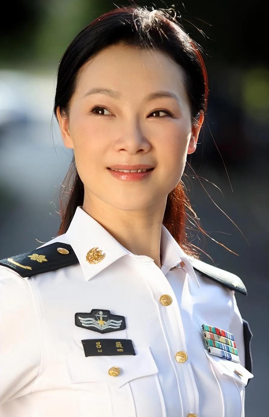 吕薇，人称“军中花仙子”，在岁月长河中铸就了一段动人传奇。她一开口，激昂歌声便如
