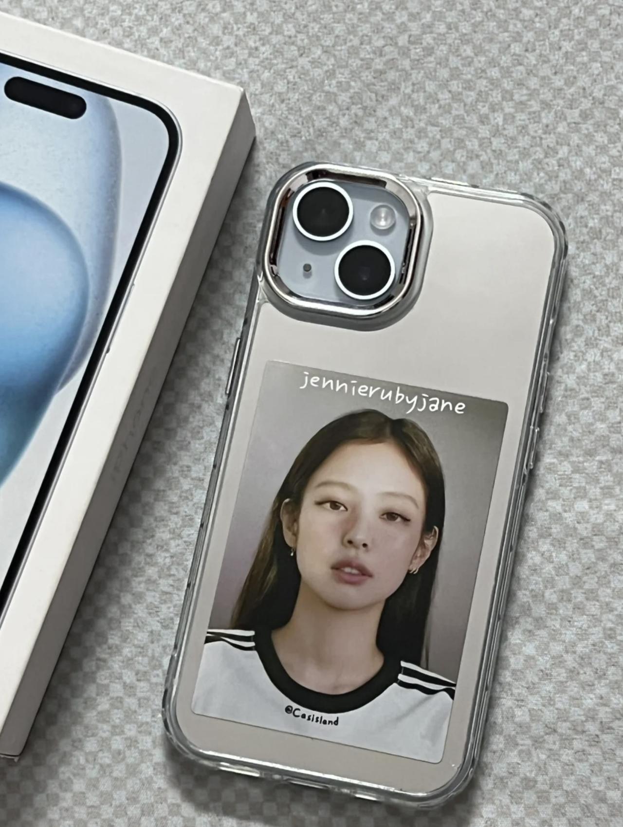 给父母长辈换手机选安卓还是苹果好？

苹果iPhone的优势是流畅稳定的系统，没