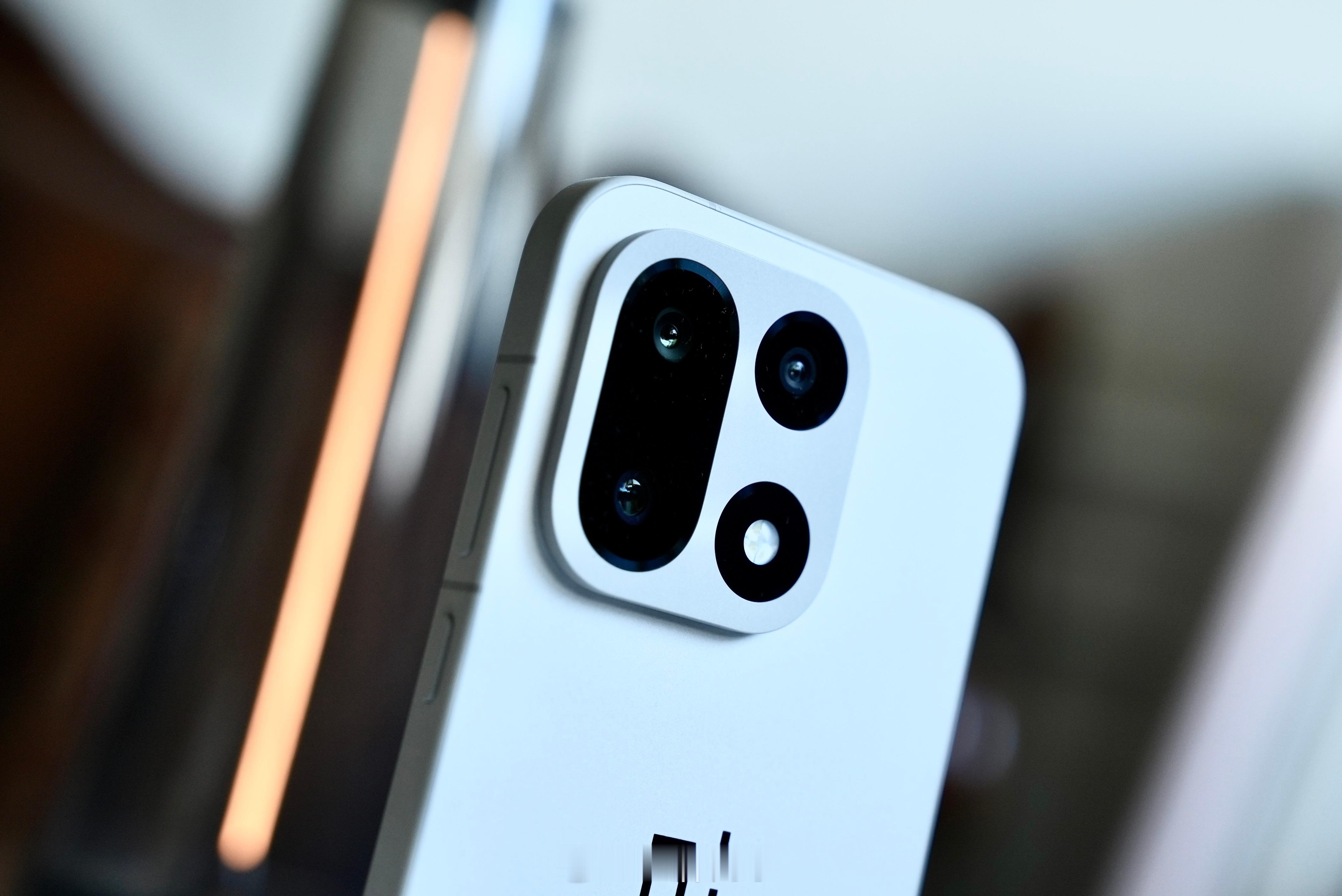 一加 15上手实拍[坏笑]这款叫沙丘，侧面材质很亲肤舒适低饱和真好看，摄像头De