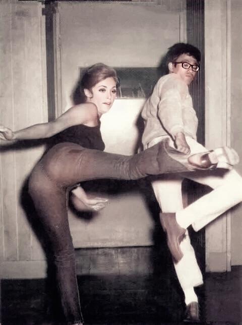 1968年，李小龙在教好莱坞女星莎伦·泰特侧踢功夫时，留下了这张照片。

莎伦·