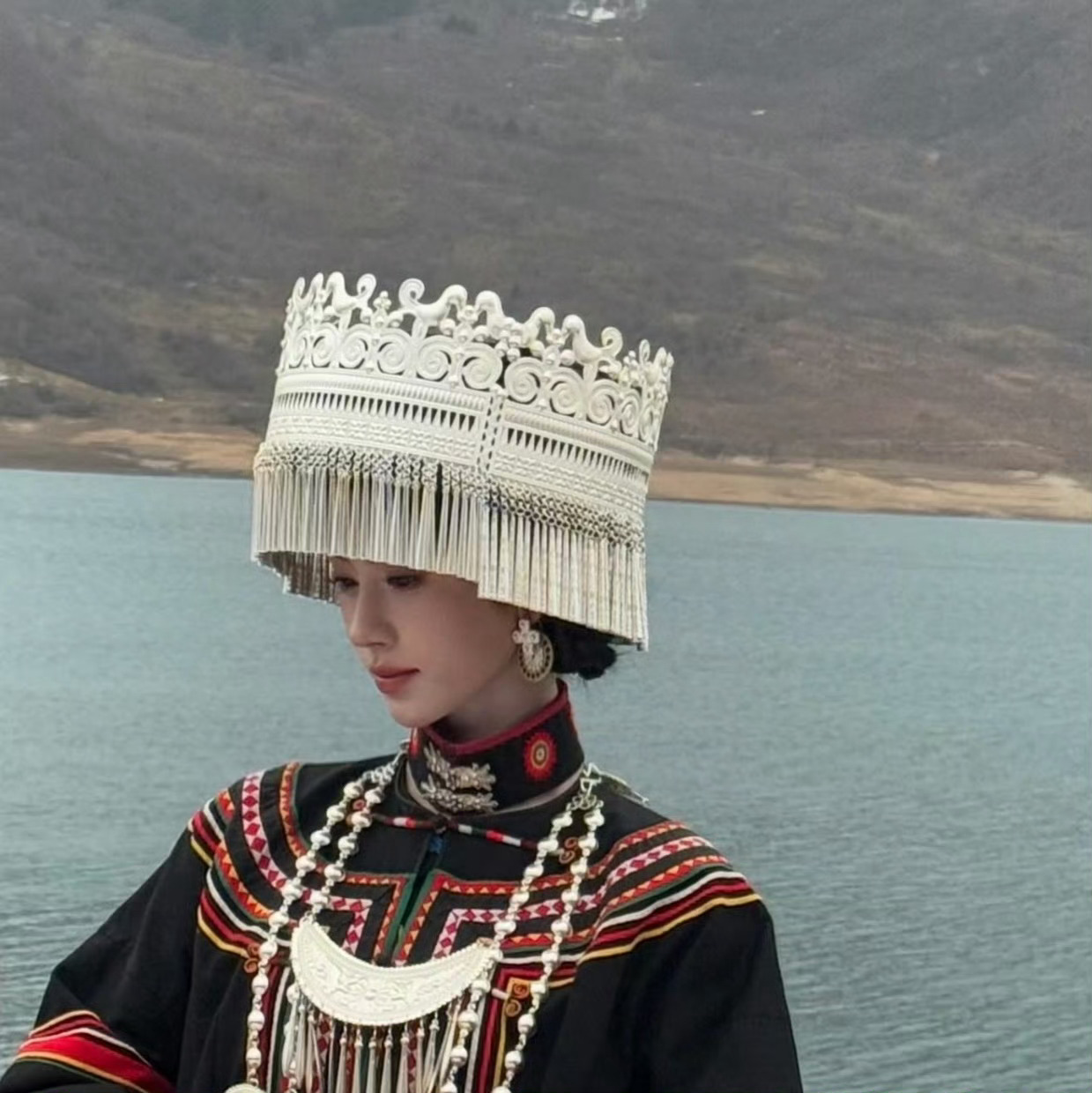 鞠婧祎彝族服饰路透好好好好好小的一张脸啊 