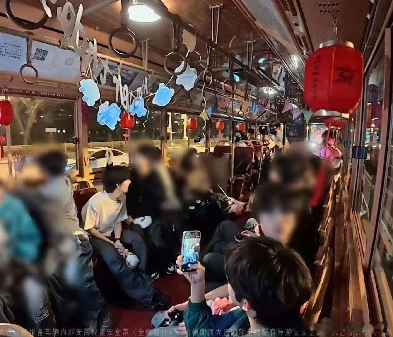 陈浚铭为杨博文拍照陈浚铭在车上给杨博文拍照好之 