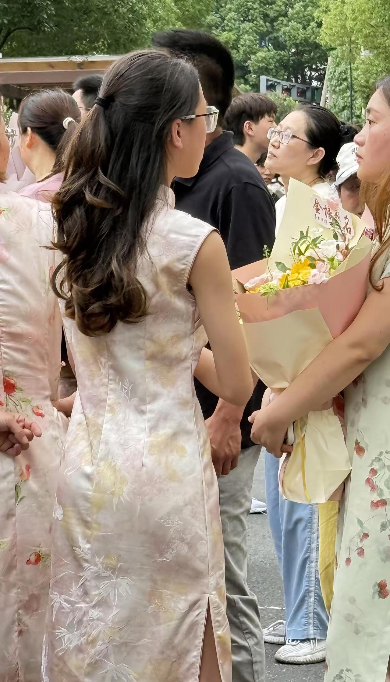 评论区来说说，你们都是带了什么礼物来接中考结束的娃？我倆手指捏了仨塑料袋，塑料袋