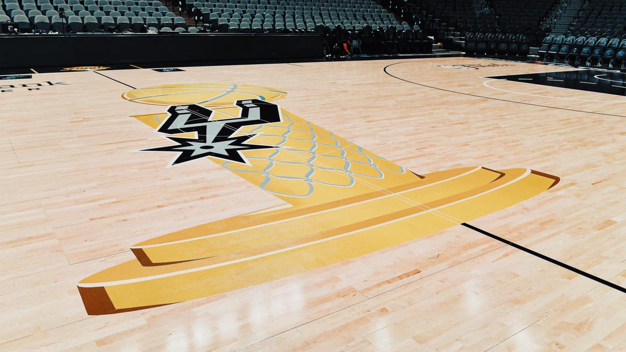 NBA官方于周日正式公布了即将到来的总决赛专属球场设计方案，为纽约尼克斯与圣安东