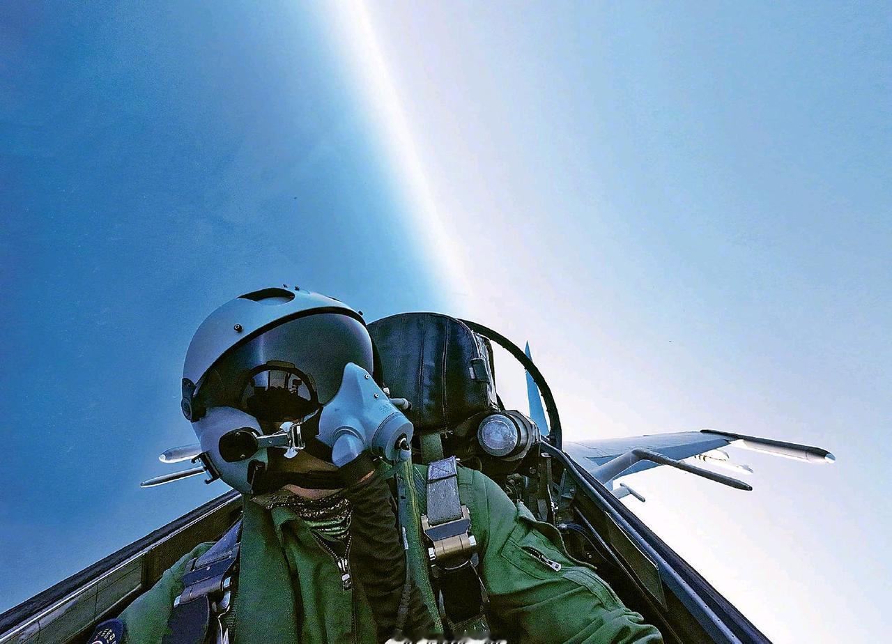 南空“雄狮劲旅”老侧卫

今天是歼-20“威龙”生日

你明白我意思哈？[吐舌]