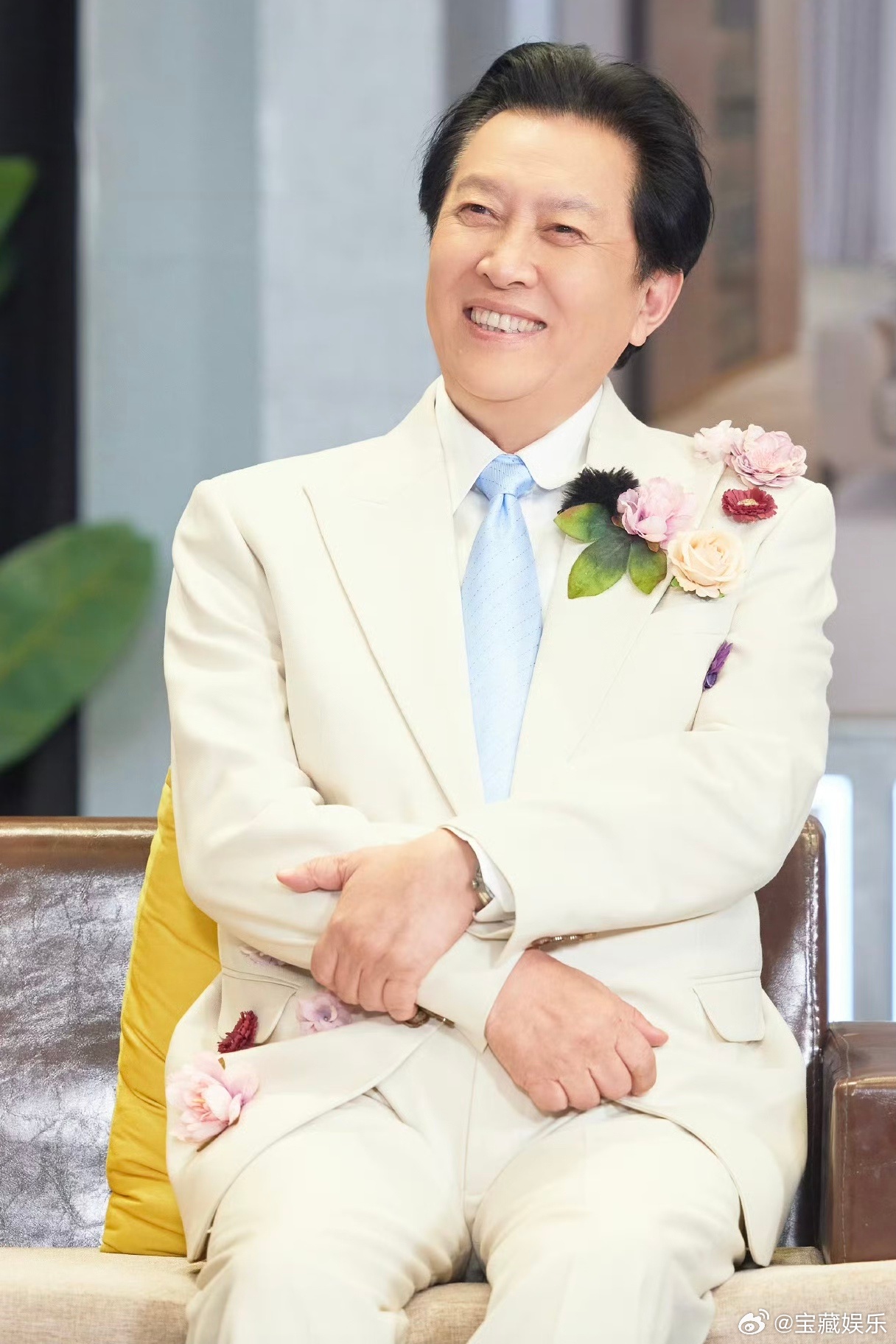 唐国强玩梗三折叠太有is了！好多网友都说三折叠拿在手里，莫名就让人想起批奏折的画