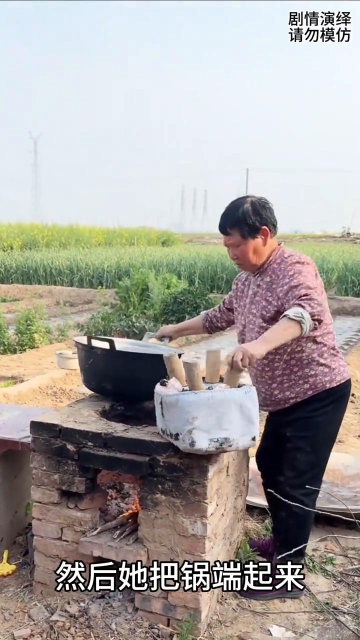 儿子拿板凳放不进灶火里，下一秒母亲的做法太有才了。
母子两个正在做饭，这时儿子拿