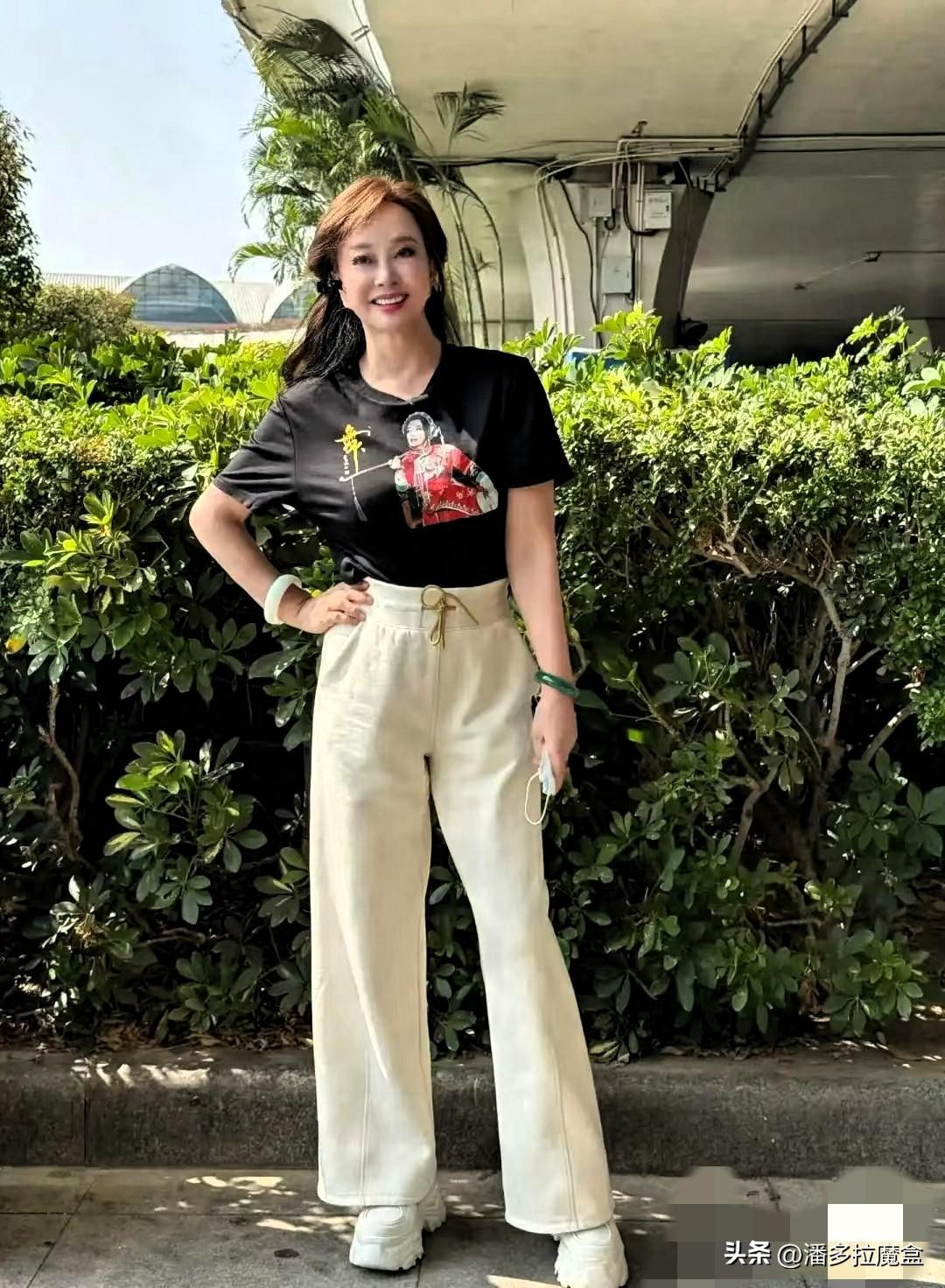 我表妹很会蹲拍，她昨天在三亚免税店遇到刘晓庆，回家后给我们讲了好久，说她现实中比