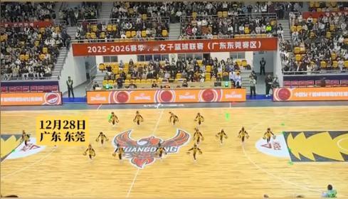 “这群表演的小孩火了”近日，广东东莞，一场篮球赛中场休息时，一群萌娃上台进行篮球